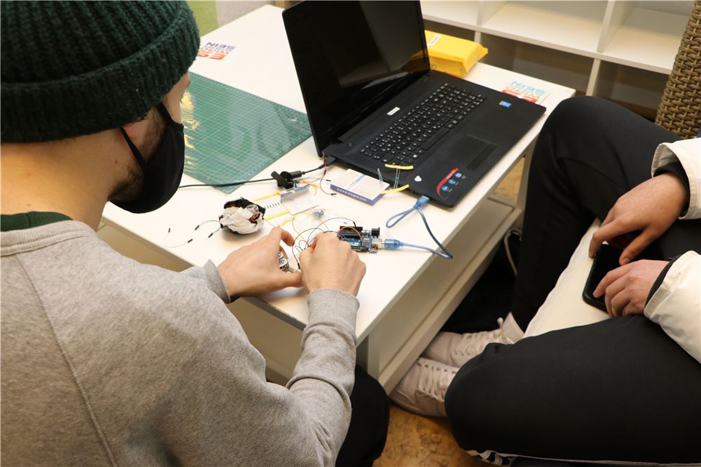 Illegale Corona-Party ist in Wahrheit eine kreative Kunstaktion von Jugendlichen Lichtkünstler Dawid Liftinger (links) bei der Arbeit mit einem Teilnehmer.