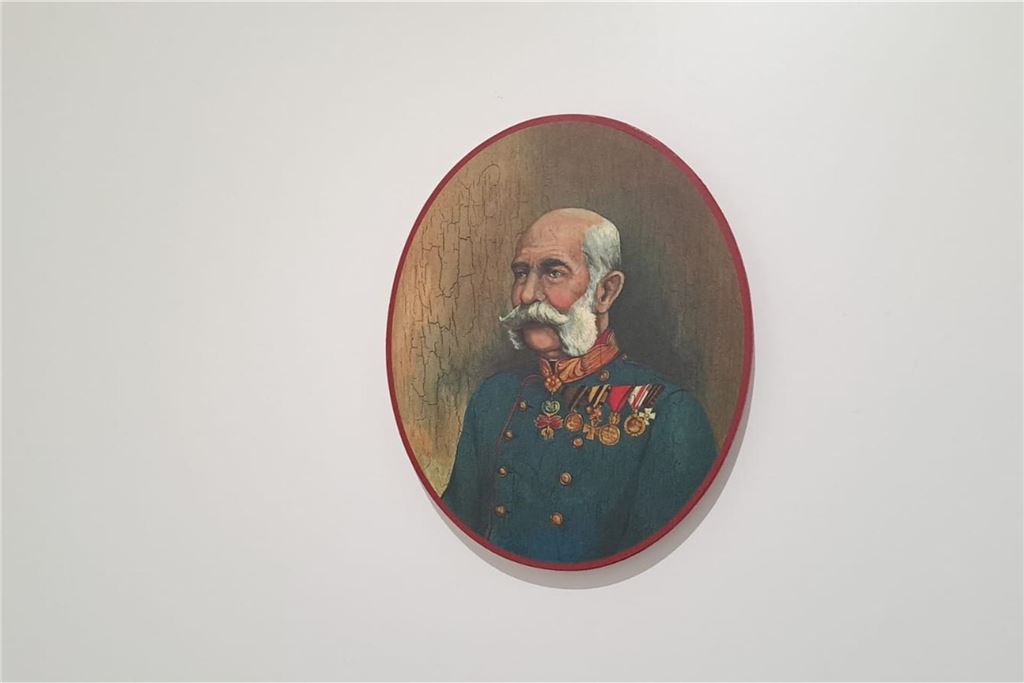 Wenig zu meckern beim Restaurant-Test von Billy Reinas Bistro „SiSi“ Ein Bild von Kaiser Franz-Joseph II. von Österreich auf der Tür zur Herrentoilette im Bistro SiSi in Unna.