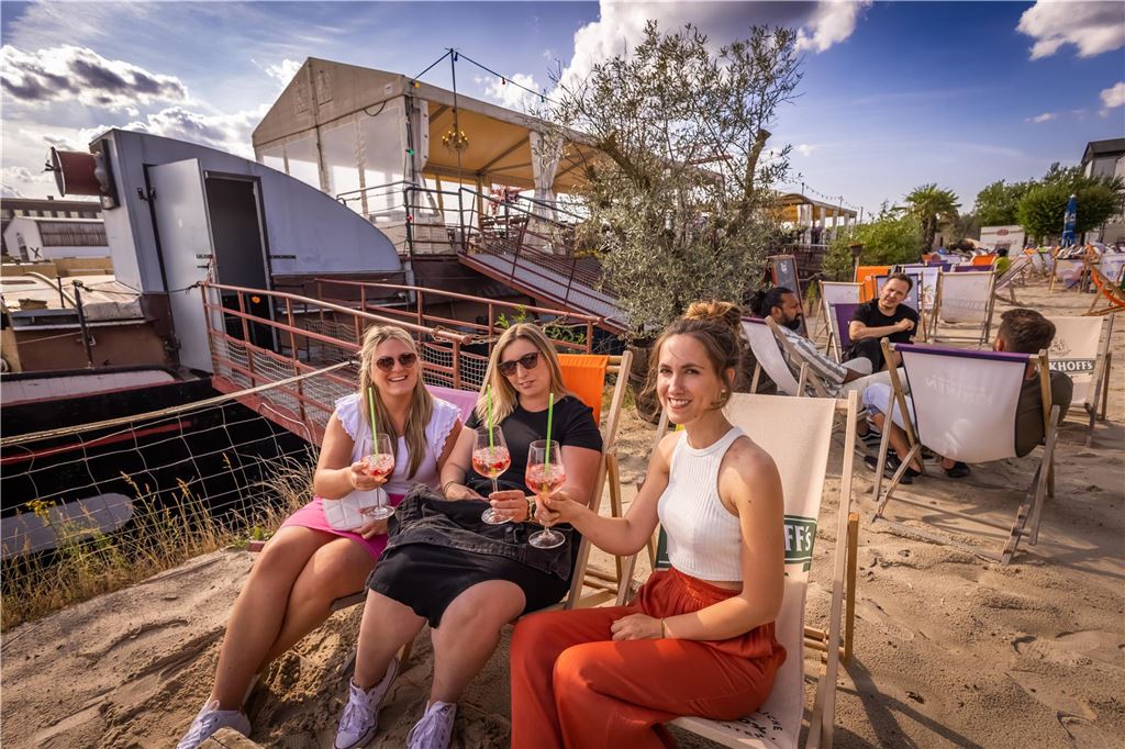 Sonne, Sand und echtes Strandfeeling: „Herr Walter“ im Hafen im Check Liegestühle, Sand und kalte Getränke sorgen für echtes Strandfeeling.