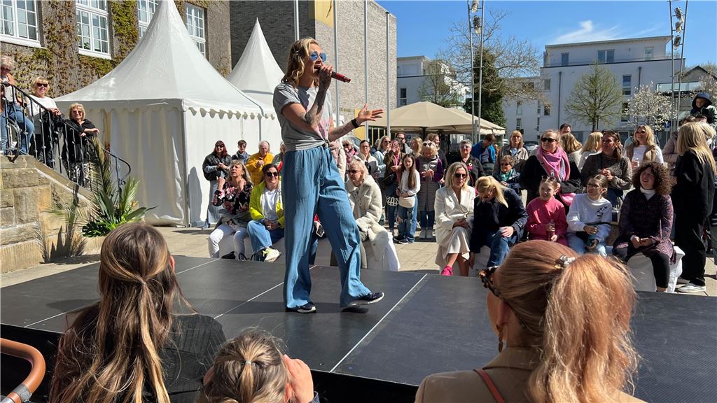 Modenschau von DekoRieger: „Es ist einfach eine Bombenstimmung“ Live-Musik, Snacks und neue Fashion-Trends sorgen für echtes Frühlingsfeeling in Holzwickede.
