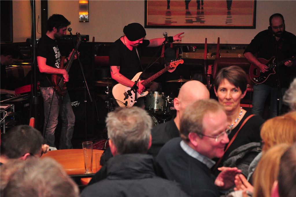 Nach vier Jahren Pause gibt es wieder eine Kneipennacht Eine Band spielt vor Publikum in Unna.