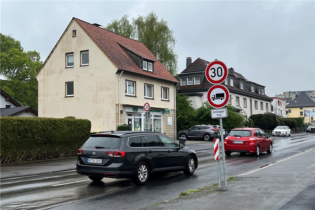 Ein Verkehrszeichen an der Kornstraße in Unna verbietet Lkw das Befahren.