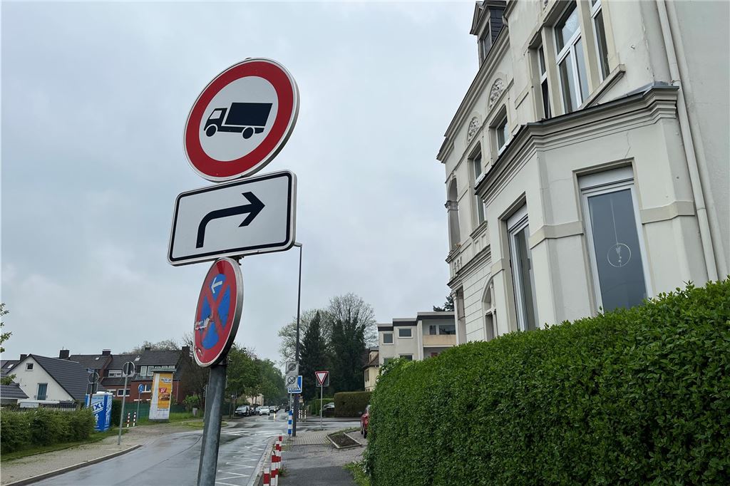 Neue Fahrradstraße sorgt für Verwirrung: Schilder stückweise montiert Ein Verkehrszeichen an der Afferder Straße in Unna verbietet Lkw das Rechtsabbiegen in die Kornstraße.
