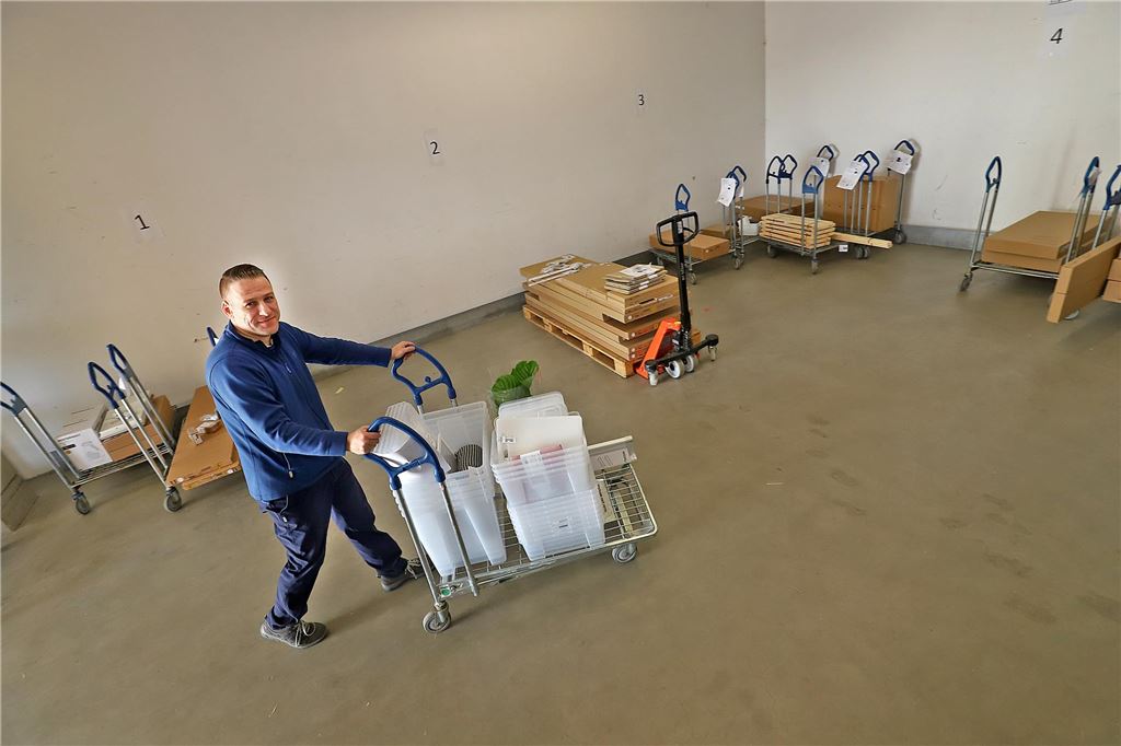 Was von Corona übrig blieb: Zurück zur alten Normalität im Ikea-Haus Logistikmanager Gökhan Ayhan im nur für Mitarbeiter zugänglichen Click-&-Collect-Bereich, der nach der Pandemie deutlich erweitert wurde.