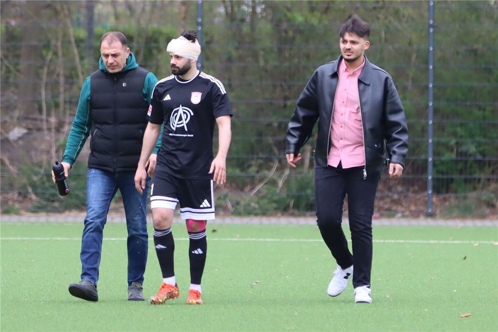 Lüner SV verpasst Big-Points im Keller: Spieler muss ins Krankenhaus Lokman Erdogan läuft über das Spielfeld.