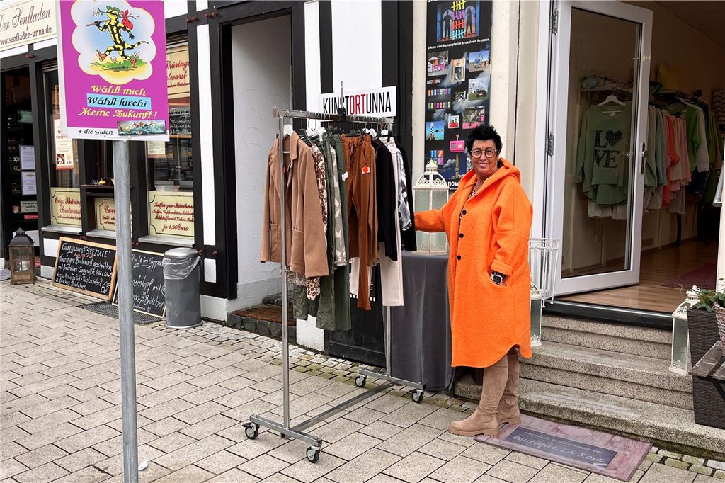 Stadt setzt Fahrradverbot um und irritiert mit neuen Schildern Boutique-Inhaberin Lopes Rosa vor ihrem Geschäft an der Massener Straße in Unna