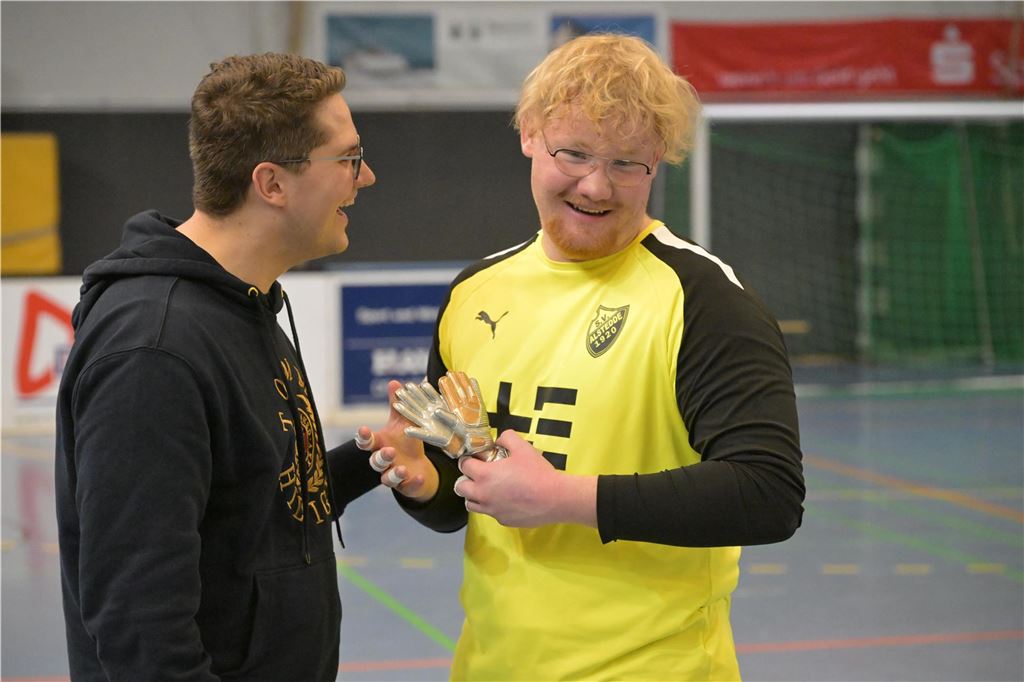 Louis Busemann ist der beste Torwart der HSM Lünen 2025 Christian Klicki überreicht Louis Busemann seinen Pokal.
