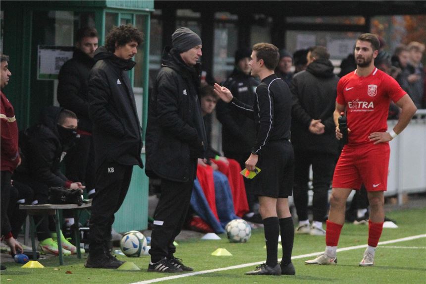 Nächster Kontrahent des Lüner SV zieht Reißleine: Bundesligaerfahrener Trainer muss gehen LSV-Coach Axel Schmeing (M.) und sein Co-Trainer Karim Bouasker (l.) werden es bald mit einem neuen Trainerkollegen zu tun bekommen.