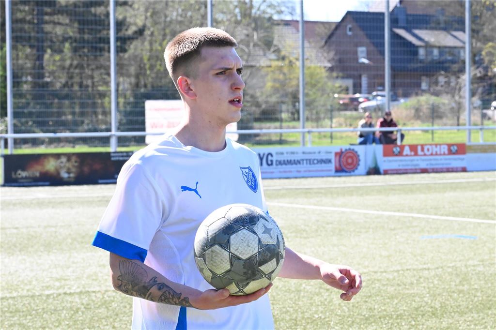Lucas Skrobisch zurück in der Startelf von BW Alstedde Lucas Skrobisch hält einen Ball zum Einwurf in der Hand.