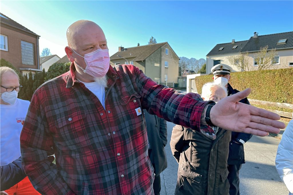 Schnelle Lösung für Rostocker Straße ist nicht in Sicht Ludger Tottmann von den Stadtbetrieben erklärte, wieso parkende Autos für seine Kollegen von der Abfallwirtschaft ein Problem darstellen: Die Müllabfuhrwagen kommen in Straßeneinmündungen nicht hinein wenn genau dort Autos geparkt sind.