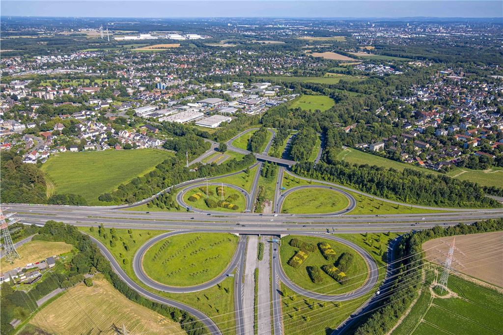 Luftbild, Autobahnkreuz Castrop-Rauxel Ost, hinten das Gewerbegebiet Breisenbachstraße, Fernsicht, Oestrich, Dortmund, Ruhrgebiet, Nordrhein-Westfalen, Deutschland