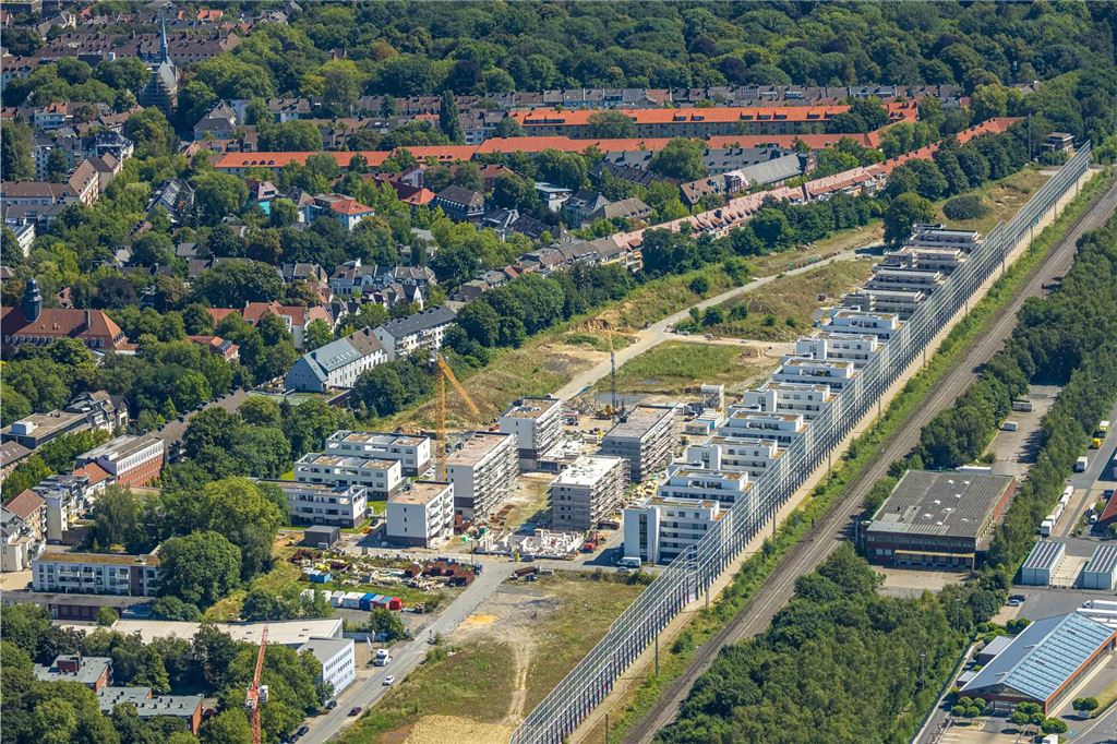 Luftbild, Baustelle Kronprinzenviertel für Neubau von Wohnungen, Hertha-Hoffmann-Straße, Am Wasserturm Südbahnhof, hinten Reihenhaus Mietshäuser Wohnsiedlung mit roten Dächern Düsseldorfer Straße und Im Grubenfeld, Ruhrallee, Dortmund, Ruhrgebiet, Nordrhein-Westfalen, Deutschland