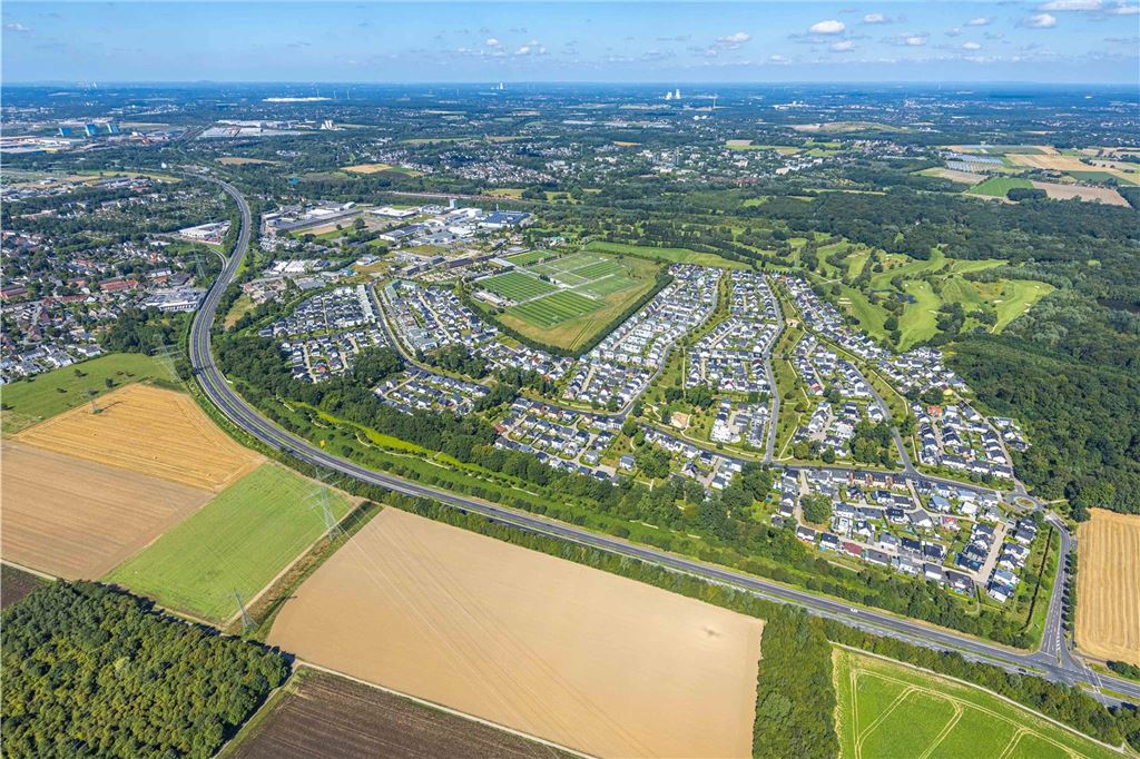 Luftbild, BVB 09 Borussia Dortmund Trainingszentrum an der Adi-Preißler-Allee, Fußballfelder, Wohnanlage Brackeler Feld Hohenbuschei, hinten der Golfplatz des Royal Saint Barbara's Dortmund Golf Club e.V., Brackel, Dortmund, Ruhrgebiet, Nordrhein-Westfalen, Deutschland