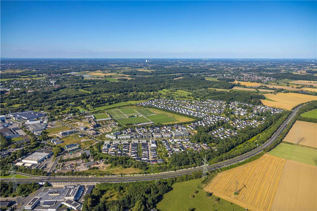 Luftbild, BVB 09 Borussia Dortmund Trainingszentrum an der Adi-Preißler-Allee, Fußballfelder, Wohnanlage Brackeler Feld Hohenbuschei, hinten der Golfplatz des Royal Saint Barbara's Dortmund Golf Club e.V., Brackel, Dortmund, Ruhrgebiet, Nordrhein-Westfalen, Deutschland