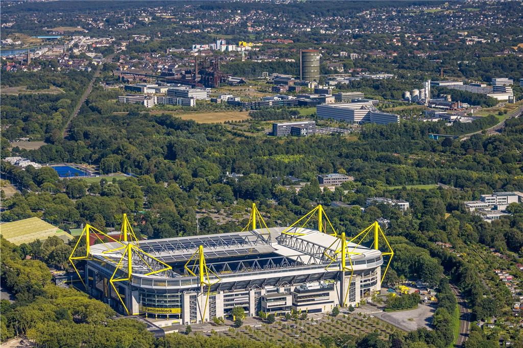 Luftbild, BVB Borussia Dortmund Fußballstadion BundesligaStadion, Signal-Iduna-Park Westfalenstadion, hinten Technologiepark Gewerbegebiet Phoenix West, Westfalenhalle, Dortmund, Ruhrgebiet, Nordrhein-Westfalen, Deutschland