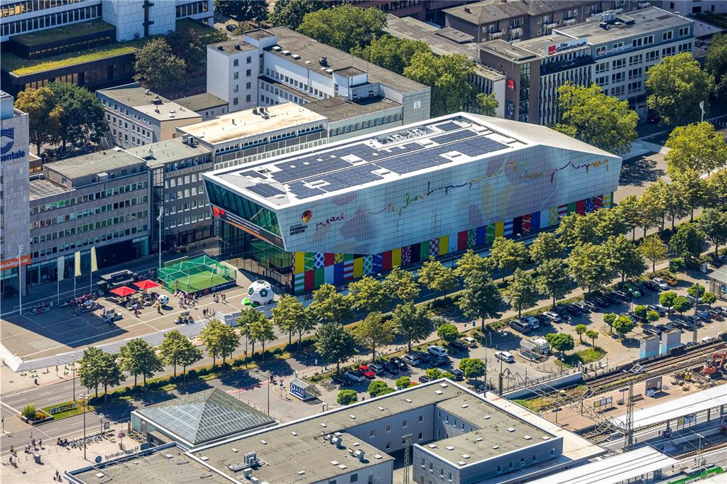 Luftbild, Deutsches Fußballmuseum mit Aktionen auf dem Vorplatz Platz der Deutschen Einheit, City, Dortmund, Ruhrgebiet, Nordrhein-Westfalen, Deutschland