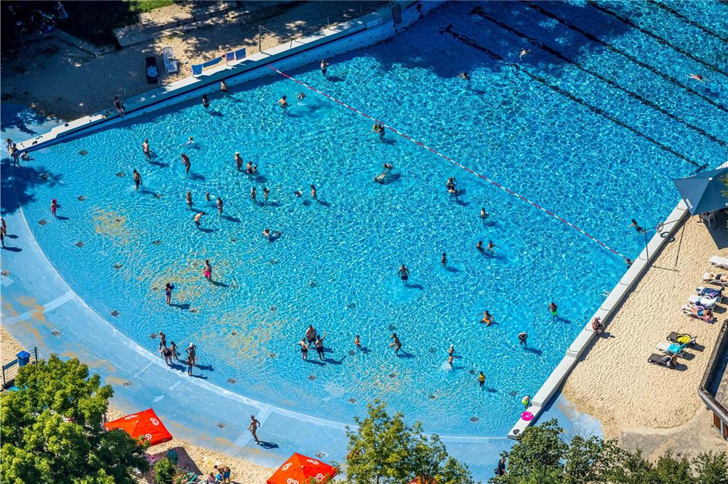 Luftbild, Freibad im Revierpark Wischlingen, Schwimmbecken und Solebad, Badegäste im Wellenbecken, Dorstfeld, Dortmund, Ruhrgebiet, Nordrhein-Westfalen, Deutschland