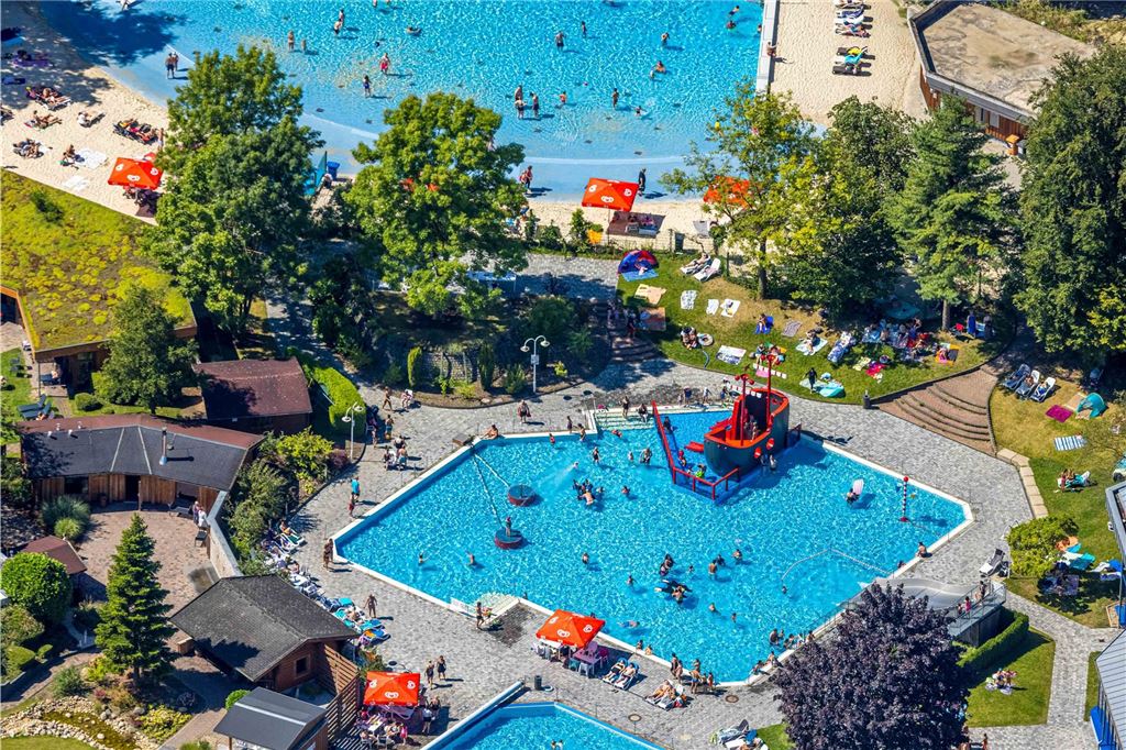 Luftbild, Freibad im Revierpark Wischlingen, Schwimmbecken und Solebad, Badegäste im Kinderbecken mit Piratenschiff und auf der Liegewiese mit Sonnenschirmen, Dorstfeld, Dortmund, Ruhrgebiet, Nordrhein-Westfalen, Deutschland