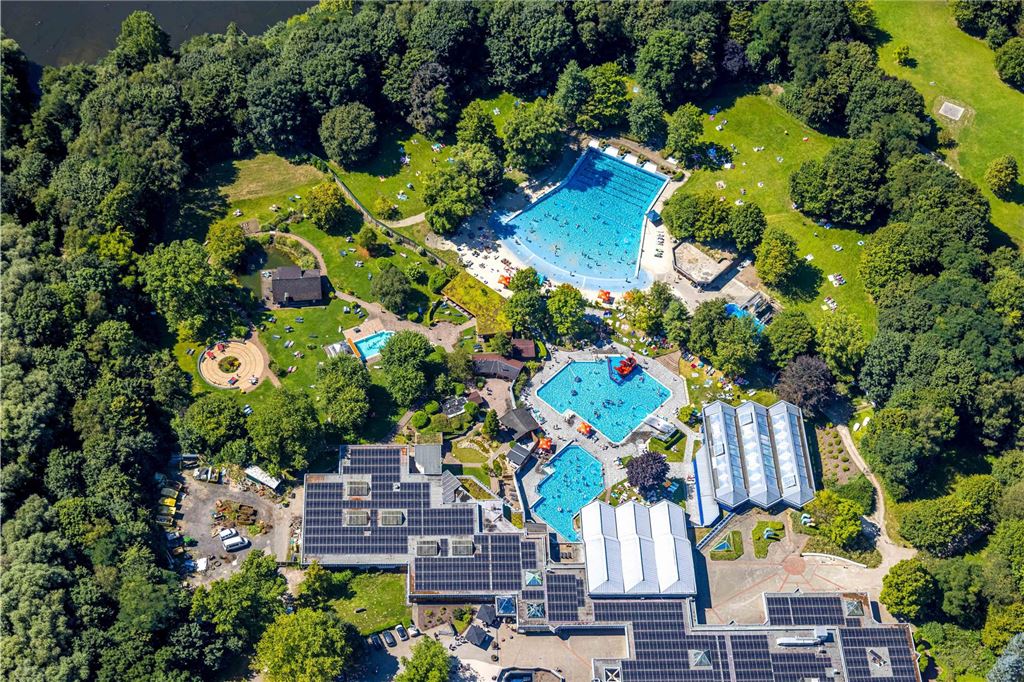 Luftbild, Freibad im Revierpark Wischlingen, Schwimmbecken, Wellenbad und Solebad, Badegäste im Becken und auf der Liegewiese, Dorstfeld, Dortmund, Ruhrgebiet, Nordrhein-Westfalen, Deutschland