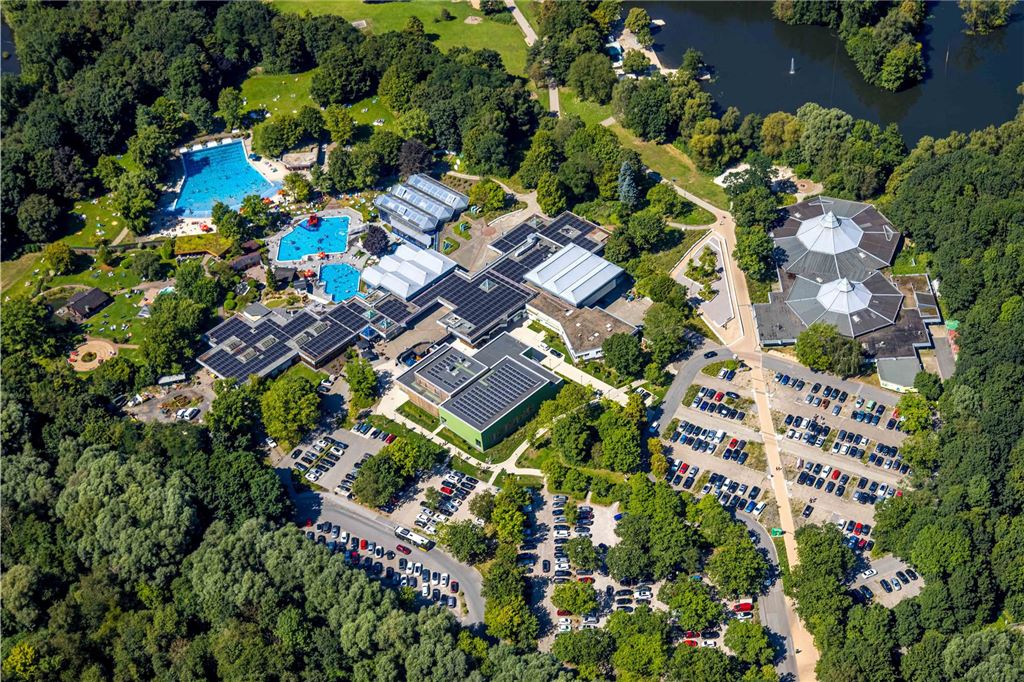Luftbild, Freibad im Revierpark Wischlingen, Schwimmbecken, Wellenbad und Solebad, Badegäste im Becken und auf der Liegewiese, Dorstfeld, Dortmund, Ruhrgebiet, Nordrhein-Westfalen, Deutschland