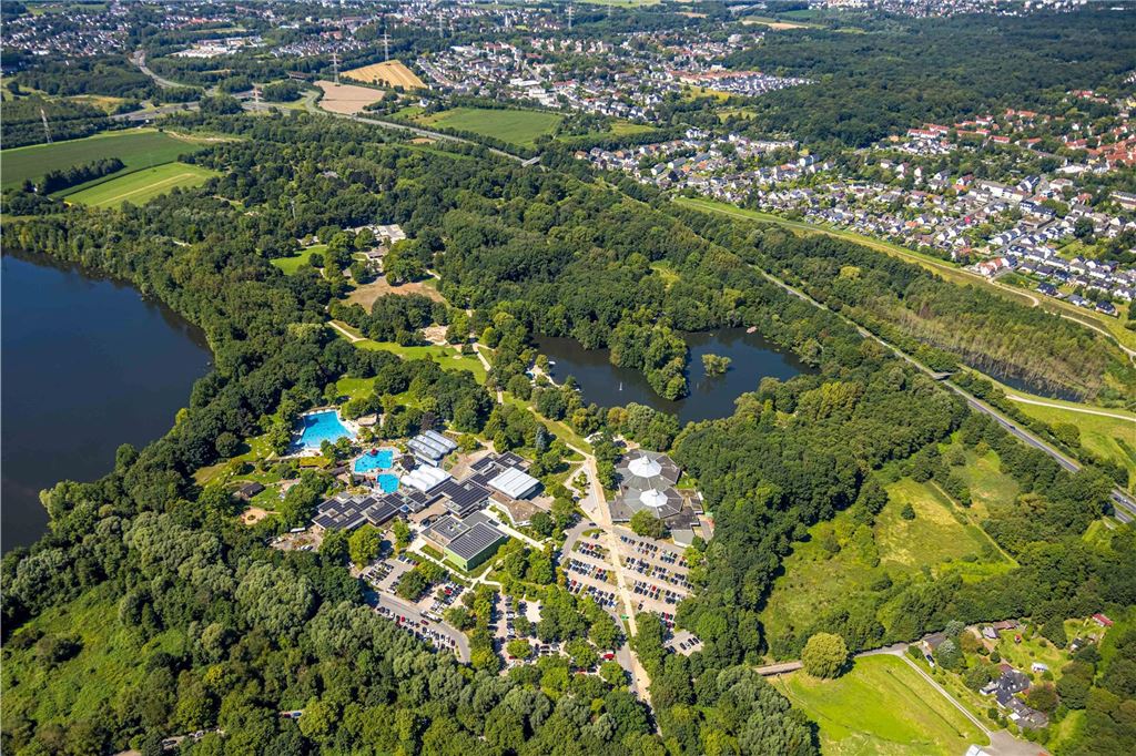 Luftbild, Freibad im Revierpark Wischlingen, Schwimmbecken, Wellenbad und Solebad, Badegäste im Becken und auf der Liegewiese, Blick zum Wohngebiet Huckarde, Dorstfeld, Dortmund, Ruhrgebiet, Nordrhein-Westfalen, Deutschland