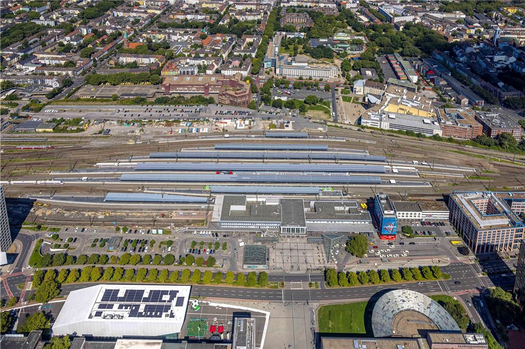 Luftbild, Hbf Hauptbahnhof, Dortmund und Bahnsteige, Bahnhofsgebäude und Bahnhofsvorplatz, Deutsches Fußballmuseum, City, Dortmund, Ruhrgebiet, Nordrhein-Westfalen, Deutschland