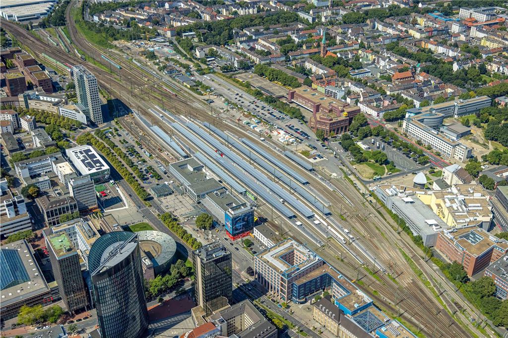 Luftbild, Hbf Hauptbahnhof, Dortmund und Bahnsteige, Bahnhofsgebäude und Bahnhofsvorplatz, Deutsches Fußballmuseum und Hochhaus Harenberg City-Center, City, Dortmund, Ruhrgebiet, Nordrhein-Westfalen, Deutschland