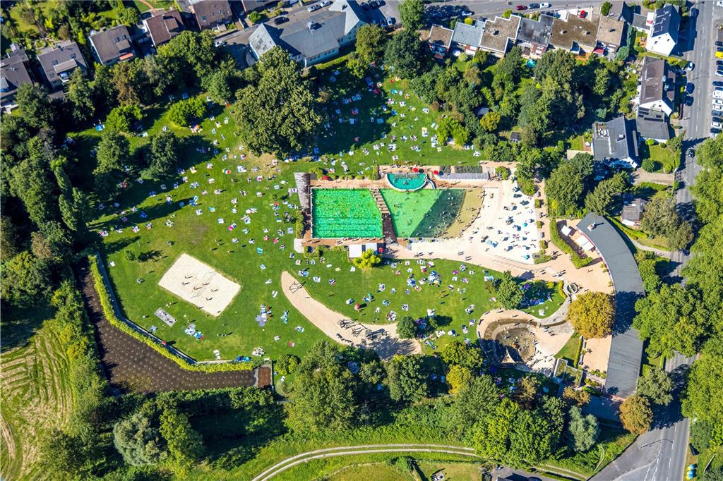 Luftbild, Naturfreibad Froschloch, Badegäste im Schwimmbecken, am Sandstrand und auf der Liegewiese, alles mit Schwimmerbecken, Planschbecken, Nichtschwimmerbecken oder Massagebecken, Bachlauf Kirchhörder Bach, Stadtbezirk Hombruch, Dortmund, Ruhrgebiet, Nordrhein-Westfalen, Deutschland