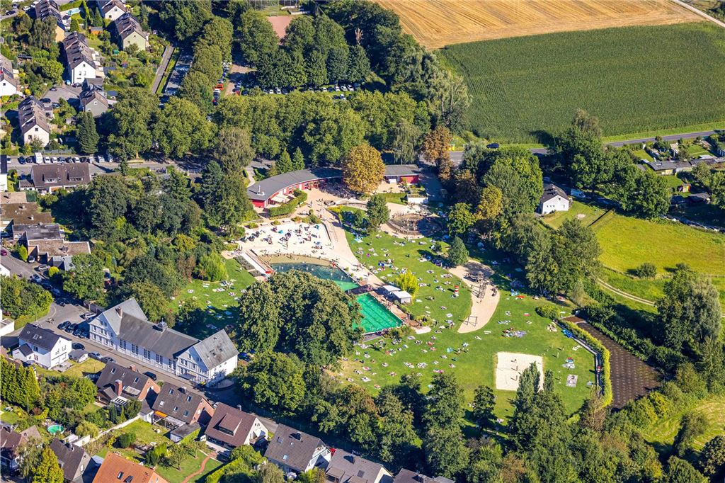 Luftbild, Naturfreibad Froschloch, Badegäste im Schwimmbecken, am Sandstrand und auf der Liegewiese, alles mit Schwimmerbecken, Planschbecken, Nichtschwimmerbecken oder Massagebecken, Bachlauf Kirchhörder Bach, Stadtbezirk Hombruch, Dortmund, Ruhrgebiet, Nordrhein-Westfalen, Deutschland