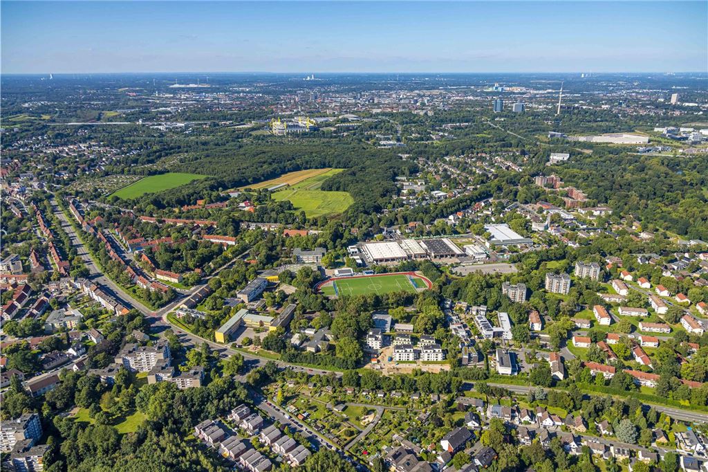 Luftbild, Neubau Ewige Teufe Wohnanlage Wohnsiedlung, Wohngebiet und Hochhäuser Stargarder Weg, Schulzentrum mit Helene-Lange-Gymnasium, Helene-Lange-Gymnasiumund Robert-Koch-Realschule, Blick nach Dortmund und zum Fußballstadion des BVB 09, Signal-Iduna-Stadion BundesligaStadion Westfalenstadion, Fußballstadion am Hombruchsfeld, Brünninghausen, Dortmund, Ruhrgebiet, Nordrhein-Westfalen, Deutschland
