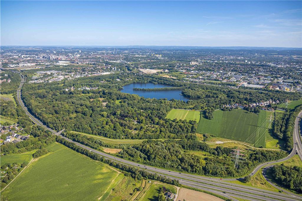 Luftbild, See Hallerey Naturschutzgebiet und Revierpark Wischlingen Waldgebiet, Blick zur Dortmunder Innenstadt, hinten die Brachfläche der ehemaligen Zeche Dorstfeld Schacht 1/4 Karl-Funke-Straße, Dorstfeld, Dortmund, Ruhrgebiet, Nordrhein-Westfalen, Deutschland