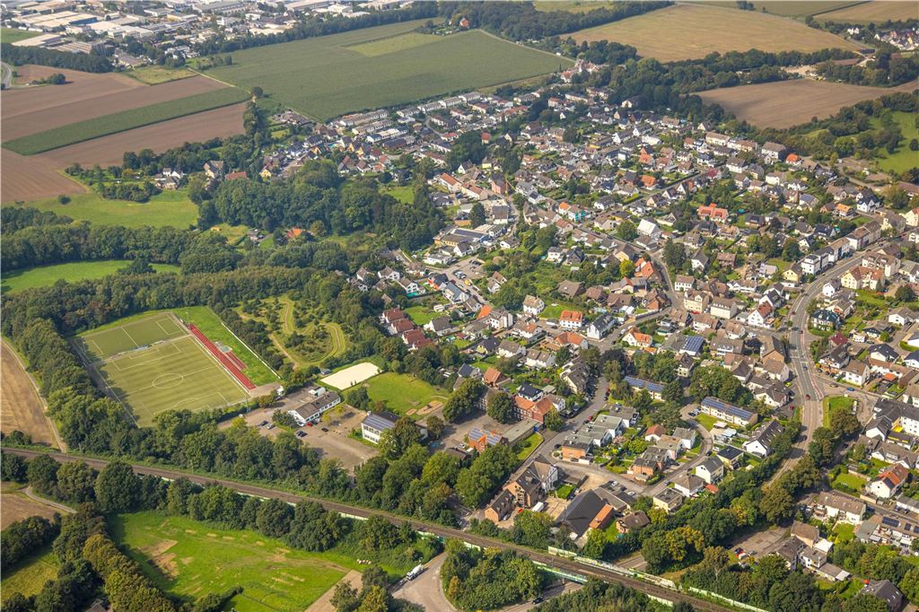 Luftbild vom Wohngebiet Kleistraße, Sonnenschule und Sportplatz Karlstraße in Unna Massen.