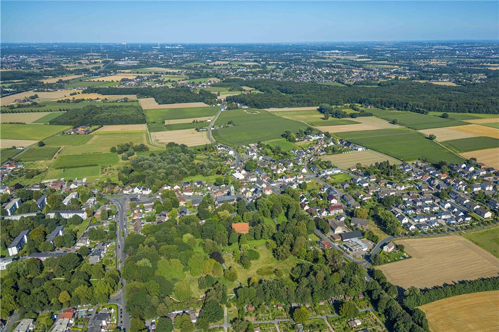 Luftbild, Wenge Park und Haus Wenge ehemaliger Adelssitz und historische Sehenswürdigkeit, Wohngebiet Wiesen und Felder mit Fernsicht, Lanstrop, Dortmund, Ruhrgebiet, Nordrhein-Westfalen, Deutschland
