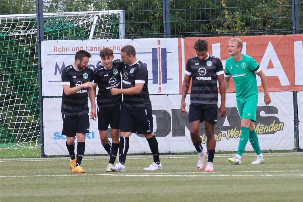 Westfalia Wethmar kommt mit blauen Auge davon: Massens Reserve führte beim Remis bereits 3:1 Luigi Amendolagine (l.) stellt auf 3:1 für die SG Massen.