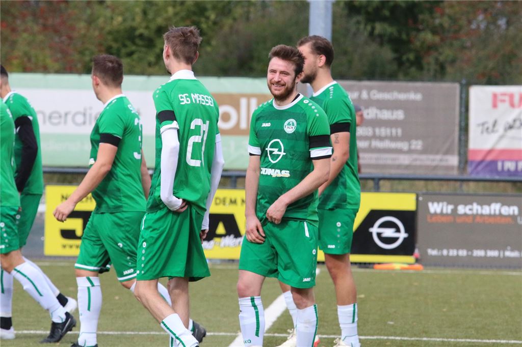 Flinker Italiener schießt Massens Reserve mit Hattrick zum Sieg Luigi Amendolagine von der SG Massen II hat gut lachen, denn er legte beim 6:4-Erfolg gegen den PSV Bork einen Hattrick hin.