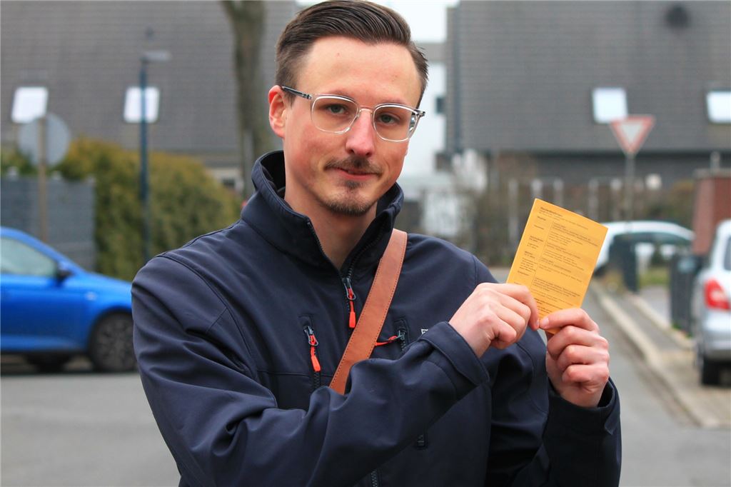 Letzter Tag: Impf-Team verlässt die Rausinger Halle mit Wehmut Lukas Freeze (28) aus Holzwickede hat am letzten Öffnungstag der Impfstelle in der Rausinger Halle seine Booster-Impfung bekommen.