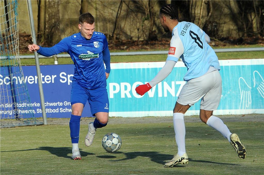 Freistoßhammer befreit VfL Schwerte: Torschütze verrät kuriose Freistoß-Regel Spieler will Ball mit links passen.