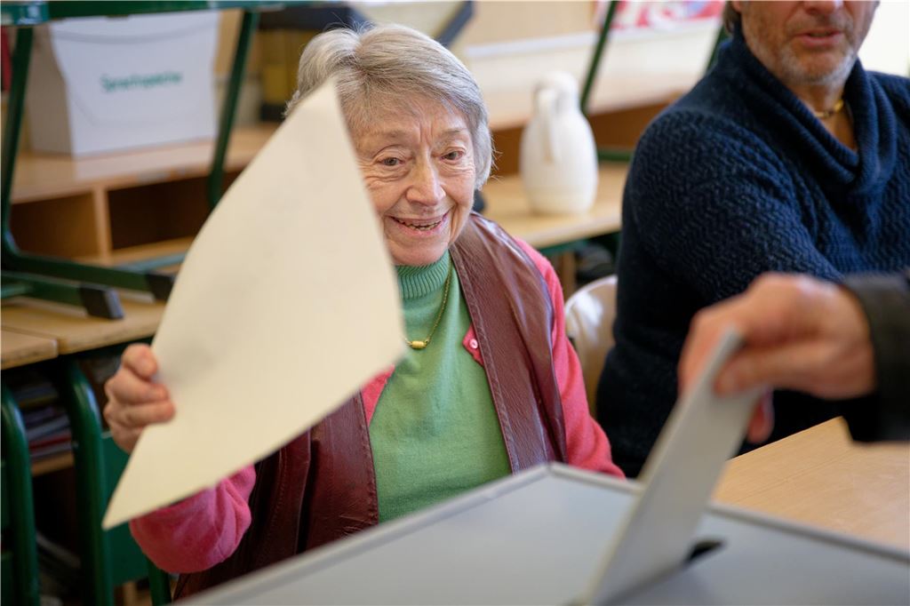 Deutschland wählt eine neue Regierung: Der Newsblog zum Bundestagswahltag 2025 Lydia Mörs-Plattes, mit 100 Jahren Kölns älteste Wahlhelferin, sitzt in ihrem Wahllokal in Köln-Rondorf an der Wahlurne.