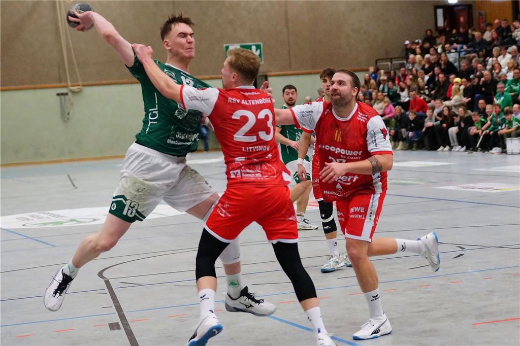 m Ball Mika Kurr (SuS in Grün)