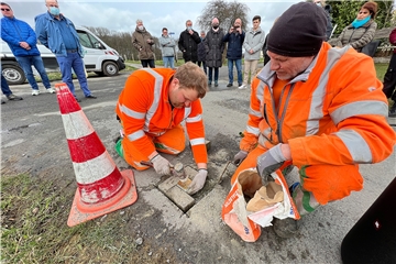 Männer in orangefarbenen Anzügen sieht man bei der Stolpersteinverlegung sonst selten. Doch der Künstler Gunter Demnig konnte nicht anwesend sein. Deshalb übernahmen Mitarbeiter des Baubetriebshofs.