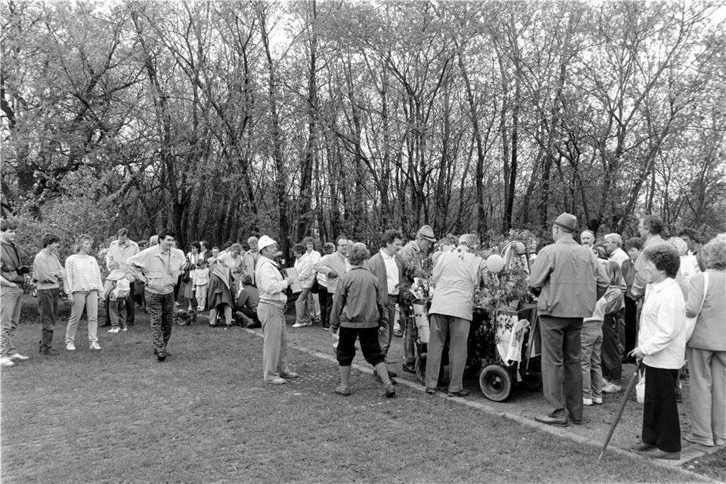 Wanderungen am 1. Mai in Lünen: Woher kommt die Tradition? Maiwanderer in Lünen 1987.