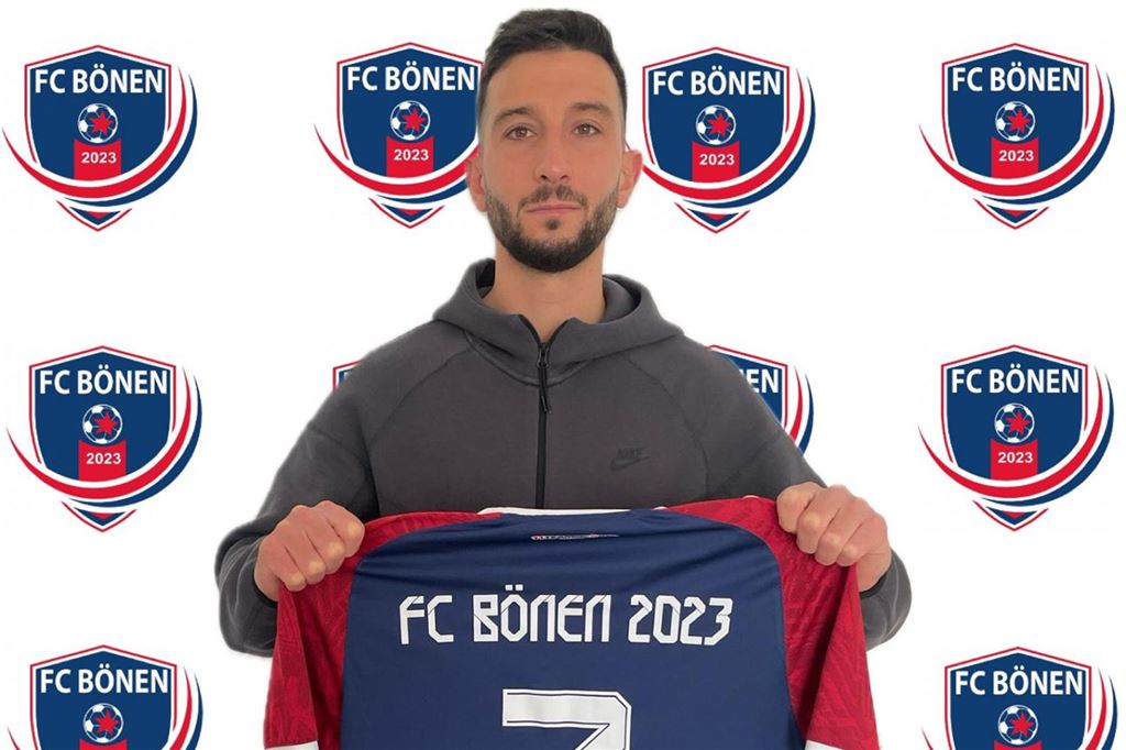 Malik Celiktas verlässt Weddinghofen und schließt sich FC Bönen an Malik Celiktas präsentiert ein Trikot des FC Bönen 2023.