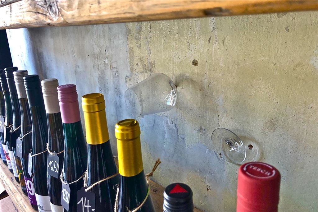 Marcus Koch hat Weinladen eröffnet - dort wachsen Gläser aus der Wand Man muss schon zweimal hinschauen - und das Auge bleibt irritiert, der Geist amüsiert.