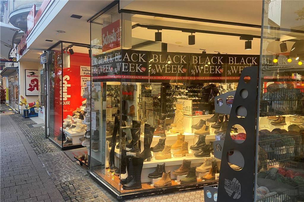 Black Friday in Unna: Nicht alle Händler beteiligen sich Ein Schuhgeschäft an der Bahnhofstraße in Unna, welches mit "Black Week"-Angeboten lockt.