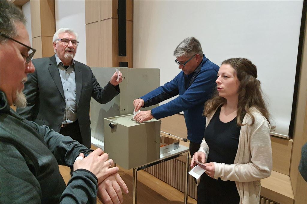 Rat bestätigt Rauchverbot bei Festen im Freien Manfred Matysik (2.v.l.) für die SPD und Peter Schramm für den BBL schieben ihre Stimmzettel in die Wahlurne.