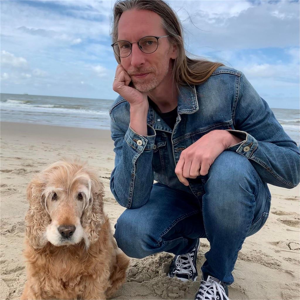 Königspythons gefunden: Tierheim sucht seit einem Jahr neue Besitzer Der frühere Schlangenzüchter Marcel Hoffmann mit seinem Hund am Strand.