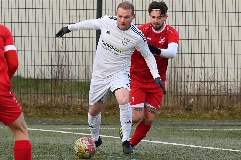 SC Fröndenberg-Hohenheide präsentiert neuen Trainer Marcel Hofmann (vorne) übernimmt den Trainerposten von Sedat Sener ab Sommer beim SC Fröndenberg-Hohenheide.