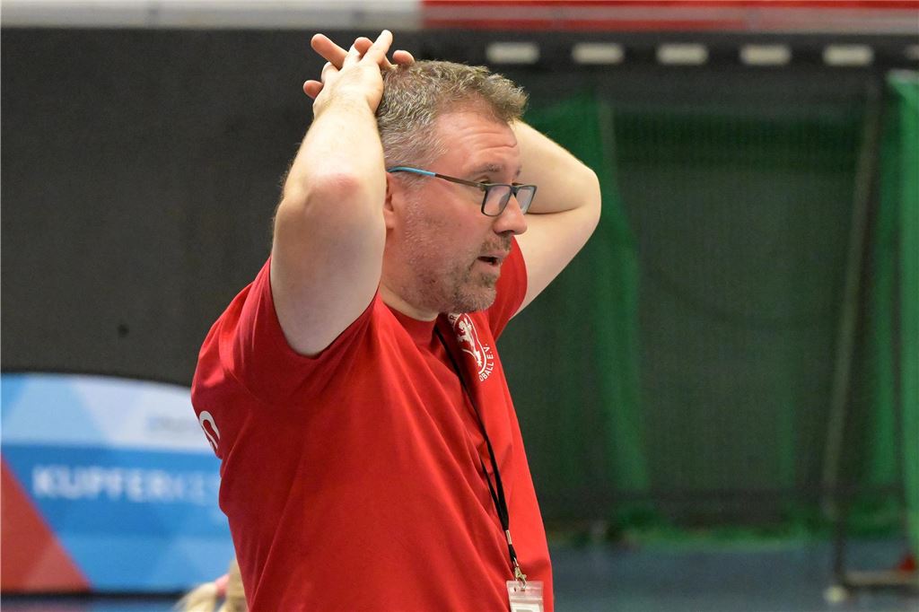 Lüner SV Handball geht in die Winterpause - Mai zieht Bilanz Marcel Mai, Trainer der Handballdamen des Lüner SV in der Regionalliga Westfalen, schlägt die Hände über dem Kopf zusammen.