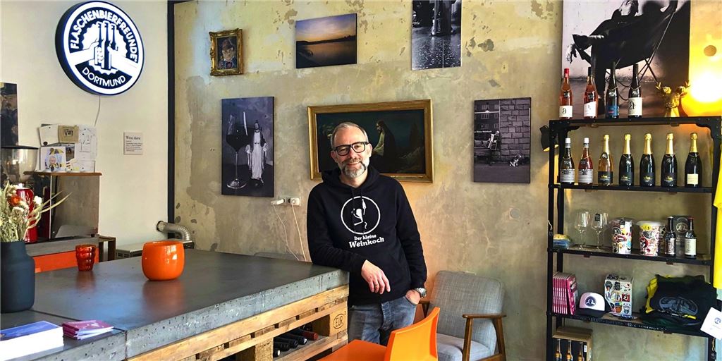 Marcus Koch hat Weinladen eröffnet - dort wachsen Gläser aus der Wand Marcus Koch in seinem Element: zwischen Wein und Bier, mit einigen der besagten Bilder im Hintergrund.