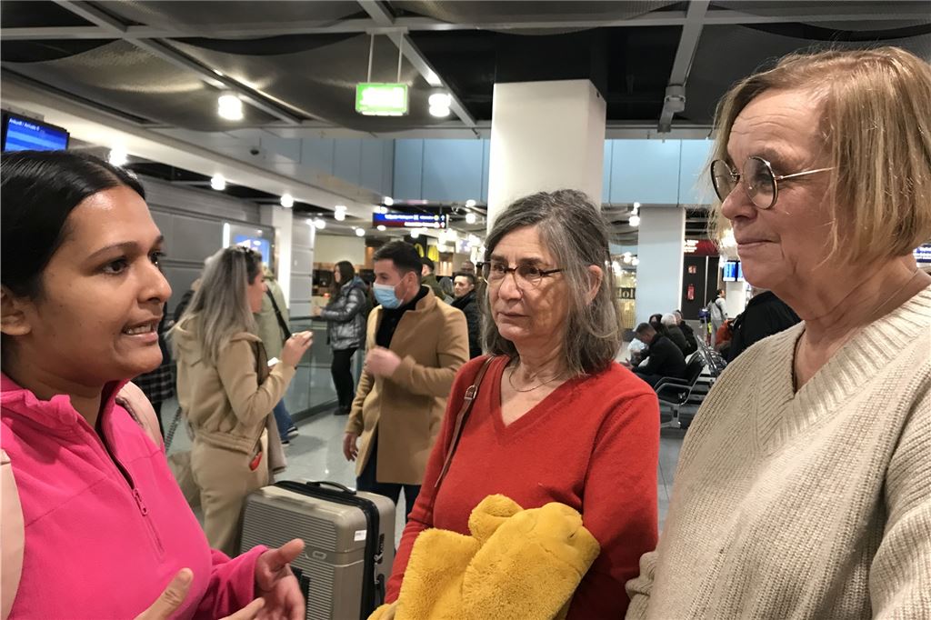 Tränen im Flughafen-Terminal: Große Freude bei Rückkehr aus Bangladesch Marianne Versin-Wenzler (M.) und Sigrid Reihs mit Arninas Mama Iffat